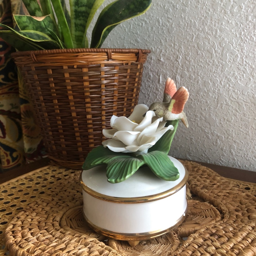 Hummingbird on Gardenia Porcelain Teleflora Music Box - Picture 5 of 11